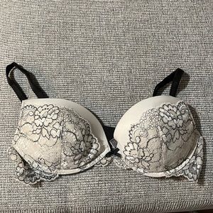 💥50% sale💥Victoria’s Secret black and white lace push up bra #O126